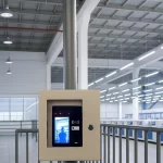 máy chấm công khuôn mặt bên trong nhà xưởng