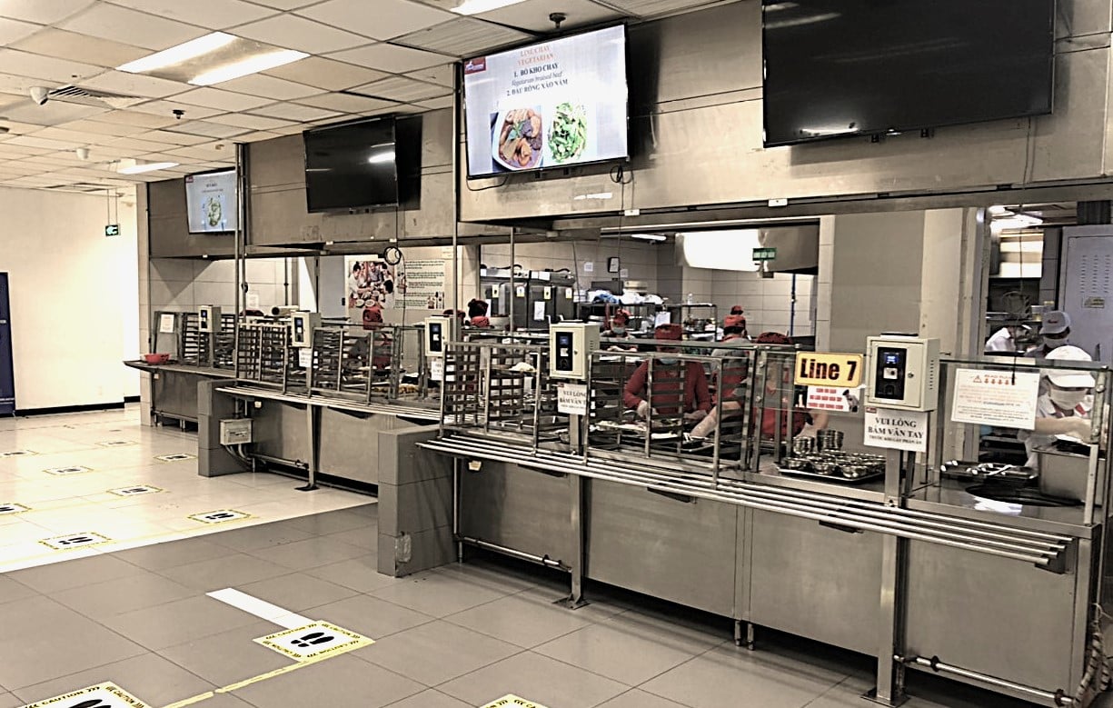 Case Study: Nhà Máy Điện Tử 1.800 Lao Động Khớp Số Liệu Suất Ăn Nhờ eCMS 1 Terminal xác thực eCMS tại căn tin nhà máy điện tử