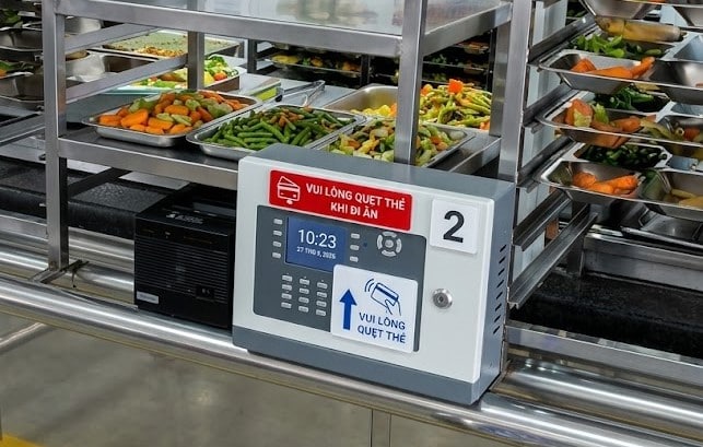 eCMS - dự báo chính xác 3 Terminal eCMS yêu cầu quẹt thẻ trước khi vào ăn